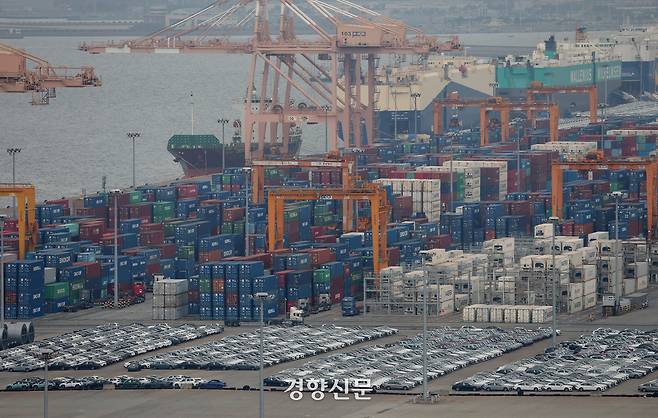 미국의 상호관세가 발효된 지난 9일 경기 평택항에 컨테이너가 쌓여 있다. 권도현 기자