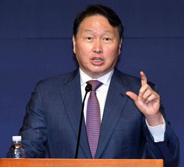 최태원 대한상공회의소 회장이 22일 국회에서 열린 국회 미래산업포럼 발족식에서 강연하고 있다.  김정록 기자