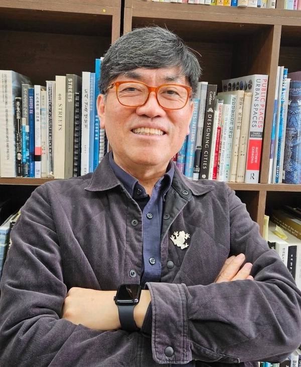 우신구(부산대 건축학과) 교수가 ‘부산다운 건축’에 대해 말하고 있다.