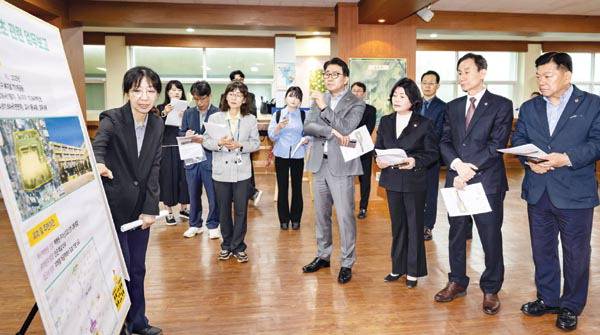 22일 부산 부산진구 주원초교에서 부산시교육청 관계자가 시의회 교육위원회 의원을 대상으로 폐교 활용방안을 설명하고 있다. 전민철 기자