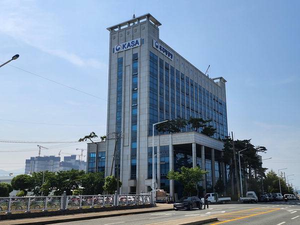 경남 사천에 있는 우주항공청 청사. 정부와 우주항공청은 항공청 개청 기념일인 다음달 27일 제1회 우주항공의 날 기념식을 사천이 아닌 경기 과천에서 개최할 예정이어서 논란이다. 국제신문 DB