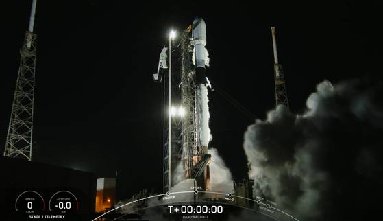 A Falcon 9 rocket carrying the fourth satellite, Unit 4, under the 425 Project, takes off from Cape Canaveral Space Force Station in Florida on April 22. [YONHAP]