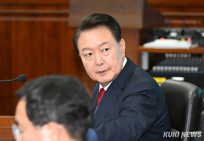 윤석열 전 대통령이 21일 서울 서초동 서울중앙지법에서 열린 내란 우두머리 혐의 형사재판 2번째 공판에 출석하고 있다. 사진공동취재단&nbsp;