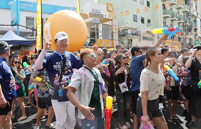 장흥군이 최근 태국 송크란축제를 방문해 가진 ‘정남진 장흥 물축제 글로벌 축제 교류’ 행사를 두고 ‘알맹이 없는 외유’라는 비판이 나오고 있다. 김성 장흥군수가 방콕에서 열린 송크란 축제를 즐기고 있다. /장흥군