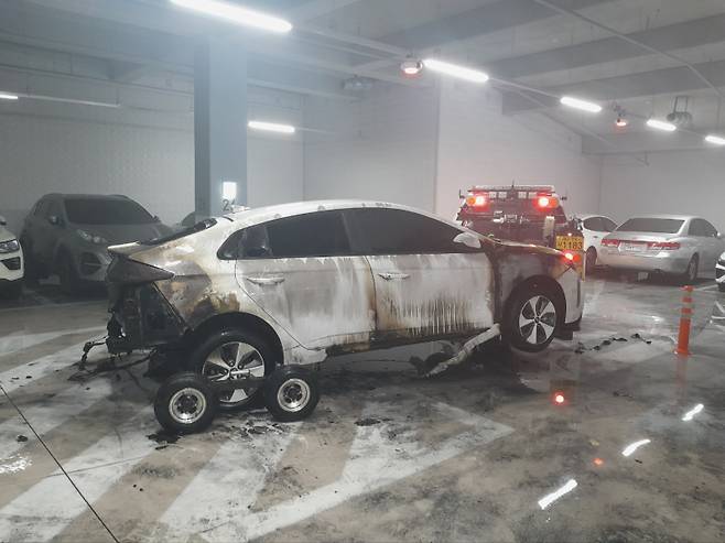 22일 오전 대구 달서구 한 아파트 지하 주차장에서 발생한 전기차 화재 현장. 대구소방안전본부 제공