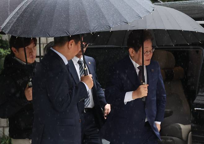 더불어민주당 이재명 대선 경선 후보가 22일 서울 서초구 서울중앙지법에서 열린 '대장동 배임·성남FC 뇌물' 1심 속행 공판에 출석하고 있다. 한편 경찰은 이 후보의 신변보호 조치를 강화할 예정이다. 연합뉴스