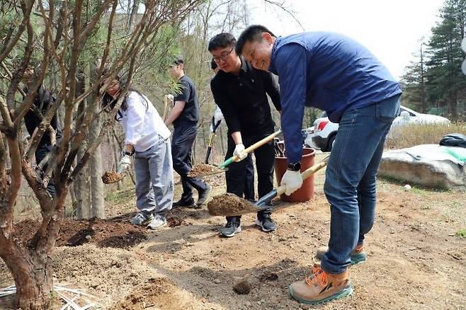 22일 '지구의 날'을 맞아 나무를 심는 박석희 국립춘천숲체원장(오른쪽). 한국산림복지진흥원
