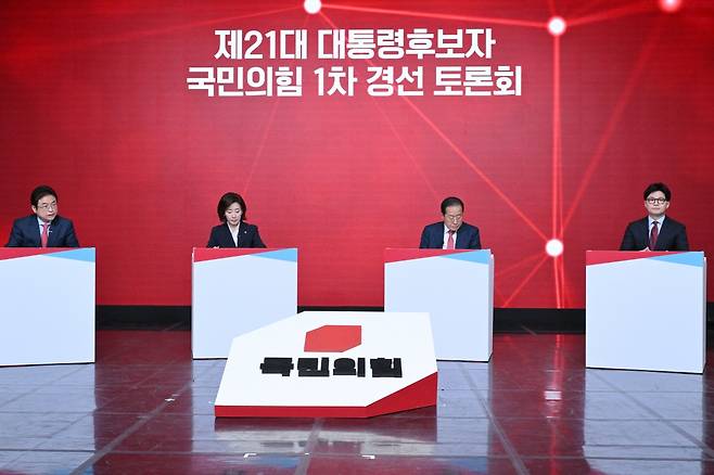 20일 서울 강서구 ASSA아트홀에서 열린 국민의힘 제21대 대통령 후보자 1차 경선 조별 토론회에서 B조 후보들이 토론을 준비하고 있다. 왼쪽부터 이철우·나경원·홍준표·한동훈 후보. 국회사진기자단