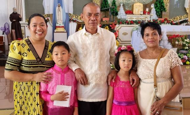 현마리사(왼쪽 첫 번째) 제주국제순복음교회 집사가 지난해 1월 고향인 필리핀 비콜 지역을 방문해 여동생 결혼식에 참석한 뒤 가족 사진을 찍고 있다. 제주국제순복음교회 제공