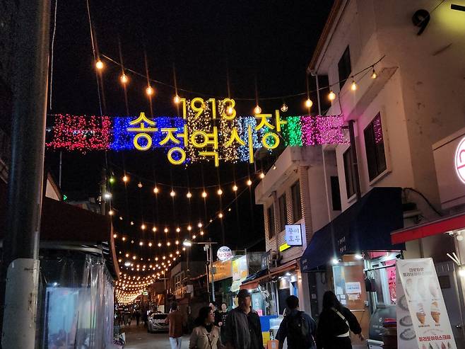 20일 오후, 광주 1913 송정역 시장을 찾은 시민들이 시장 곳곳을 누비며 봄날의 정취를 만끽하고 있다. 김승연 기자