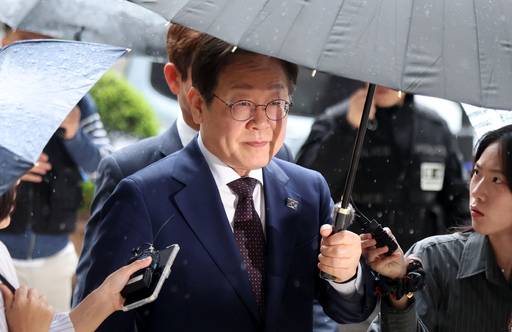 이재명 더불어민주당 대선 경선 후보가 22일 서울 서초구 서울 서초구 서울중앙지법에서 열린 대장동 배임 및 성남FC 뇌물 의혹 사건 75차 공판에 출석하고 있다. 뉴시스