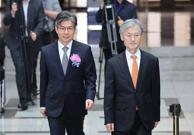 조희대 대법원장(오른쪽). 연합뉴스