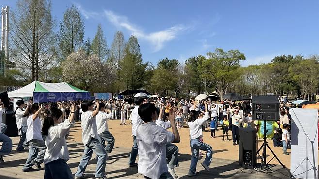 예수부활축제에서 춘천한마음교회 성도들과 춘천시민들이 전도부스에서 예수 부활을 축하하고 기념하는 축제를 즐기고 있다.