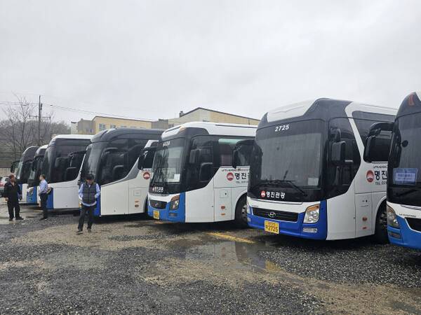 지난 19일 오후 3시께 찾은 고양시 백석동의 한 전세버스 운수업체. 학교 현장의 단체 예약 감소로 차고지에 세워진 전세버스가 늘었다. 금유진기자