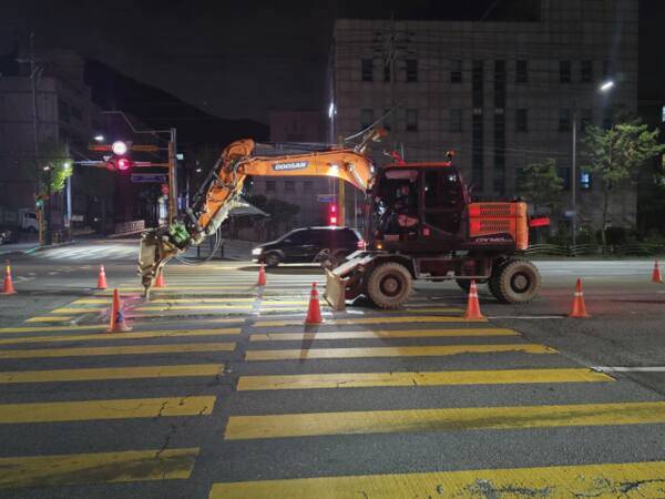 인천 계양구 도로가 가라앉아 22일 새벽 당국이 누수 탐사 및 복구 작업을 벌이고 있다. 인천시 상수도사업본부 제공