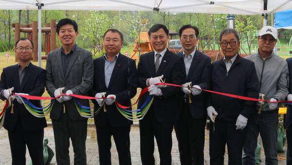 경기 사랑의열매가 APS 그룹 임직원의 기부금으로 화성시에코센터 생태학습장을 개장했다. 사진은 개장식 모습. 경기 사랑의열매 제공