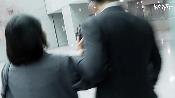 ▲뉴스타파 기자를 끌고 가는 권성동 국민의힘 원내대표. 사진=뉴스타파 보도화면 갈무리.