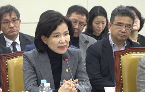 ▲지난 18일 이진숙 위원장이 국회 과방위 전체회의에 출석해 답변하는 모습. 사진=김용욱 기자
