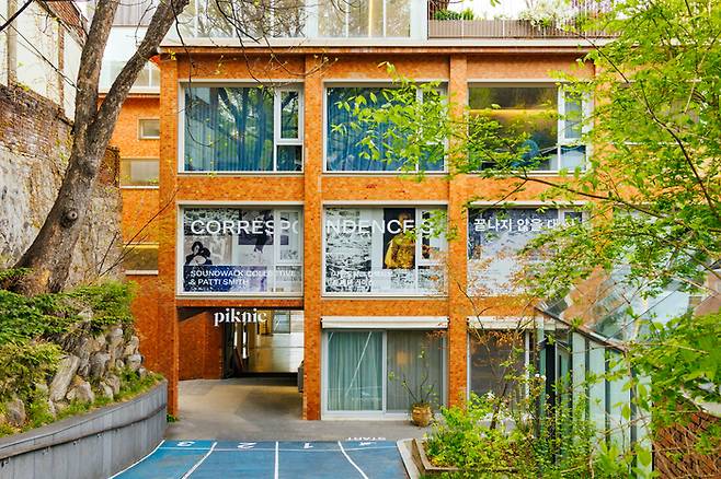 패티 스미스와 음향예술가 스테판 크라스닌스키가 10년 이상 협업한 전시 ‘끝나지 않을 대화’가 19일 서울 남창동 피크닉에서 개막했다. 피크닉 전경. <피크닉>