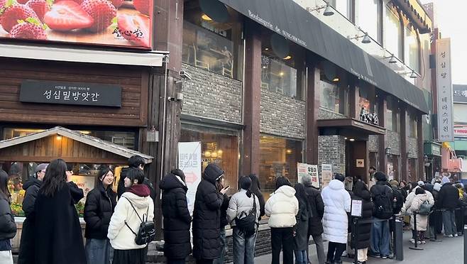 성심당에서 빵을 사기 위해 줄 서있는 사람들