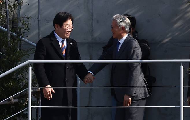 이재명 더불어민주당 대표가 30일 오후 경남 양산시 하북면 평산마을 문재인 전 대통령 사저를 방문해 문 전 대통령을 예방하고 있다. [사진출처=뉴스1]