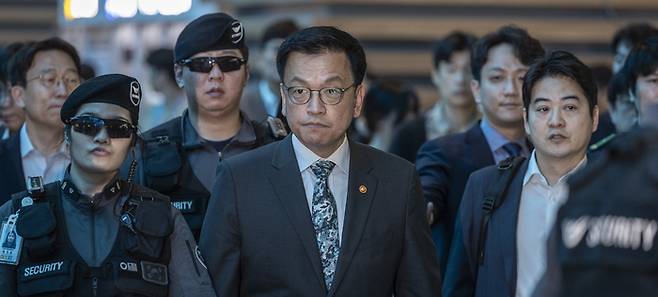 최상목 경제부총리 겸 기획재정부 장관이 미국 워싱턴에서 열리는 ‘한미 2+2 통상 협의’ 등에 참석하기 위해 22일 인천공항을 통해 출국하고 있다. [사진 = 연합뉴스]