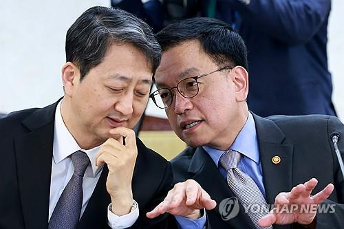 ‘한미 2+2 통상 협의’ 정부 합동 대표단 공동 수석대표를 맡은 최상목 경제부총리 겸 기획재정부 장관(오른쪽)과 안덕근 산업통상자원부 장관이 21일 정부서울청사에서 열린 경제안보전략 태스크포스(TF) 회의에 참석해 논의하고 있다. [사진 = 연합뉴스]