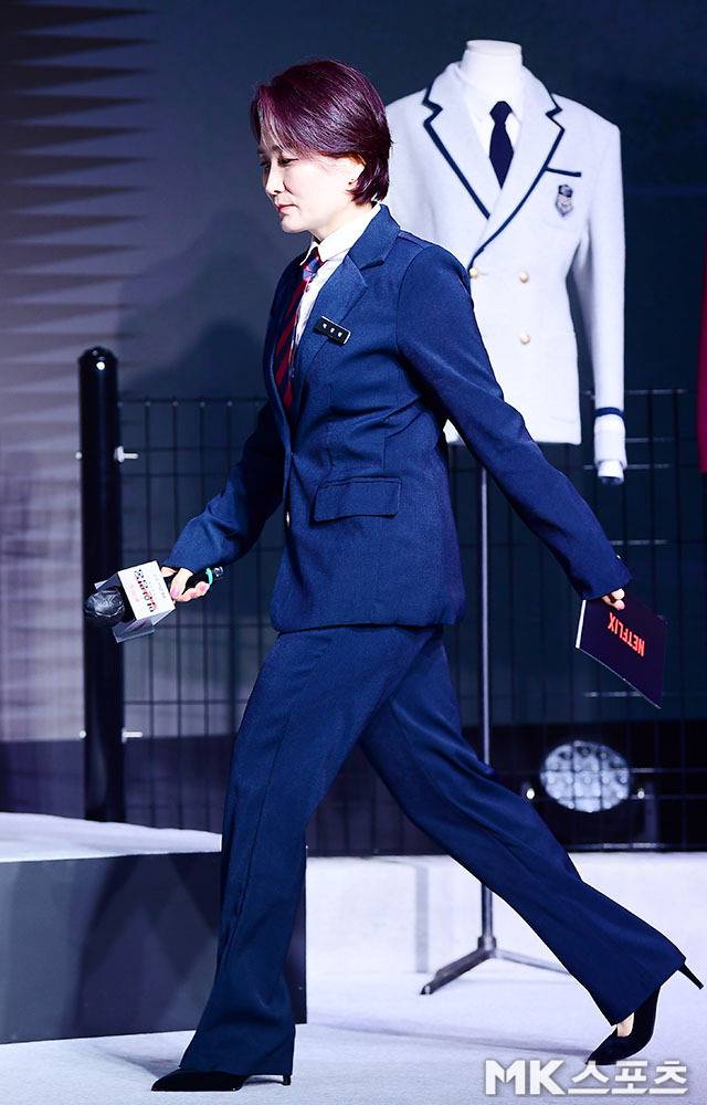 박경림은 짧은 헤어스타일과 스타일리시한 슈트룩이 찰떡같은 조화를 이루며 한층 더 젊고 당당한 이미지를 완성했다. 사진-=김영구 ㄱ지ㅏ