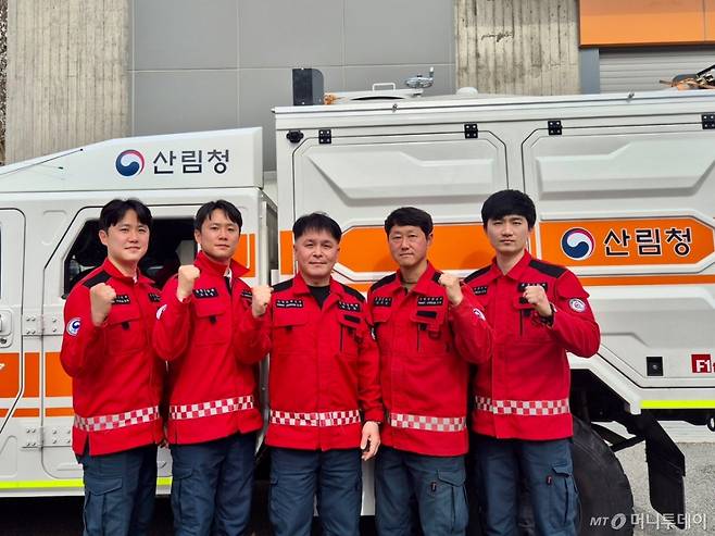 (왼쪽부터)17일 오후 강원 원주 산림청 산림항공본부에서 만난 공중진화대원 조성연 주무관, 조당연 주무관, 라상훈 팀장, 최재한 팀장, 홍의래 주무관./사진=박진호 기자.