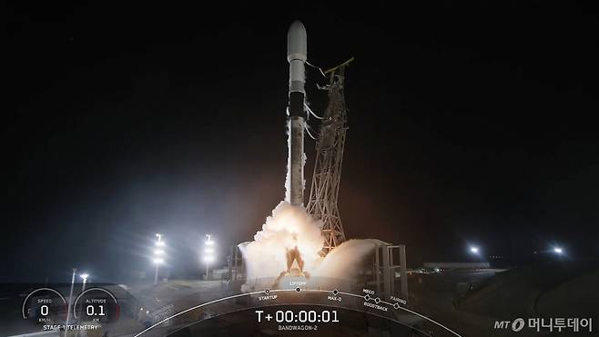 우리 군의 세 번째 군사정찰위성이 지난해 12월21일(현지시간) 미 캘리포니아주 반덴버그 우주군 기지에서 스페이스X의 발사체 팰컨9에 실려 발사된 모습. / 사진=SpaceX