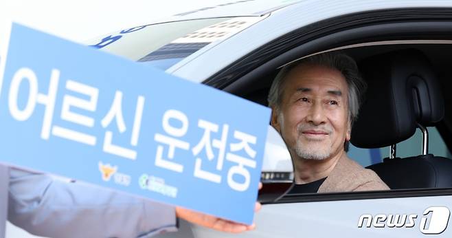 어르신 운전중 표지 자료사진. 기사내용과 사진은 관련이 없음. /사진=뉴스1