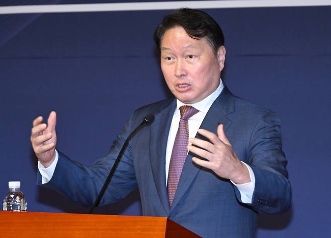 (서울=뉴스1) 안은나 기자 = 최태원 대한상공회의소 회장이 22일 서울 여의도 국회 사랑재에서 열린 국회 미래산업포럼 발족식에서 최근 한국경제의 도전과제와 대응방향에 대해 강연하고 있다. (공동취재) Copyright (C) 뉴스1. All rights reserved. 무단 전재 및 재배포, AI학습 이용 금지. /사진=(서울=뉴스1) 안은나 기자