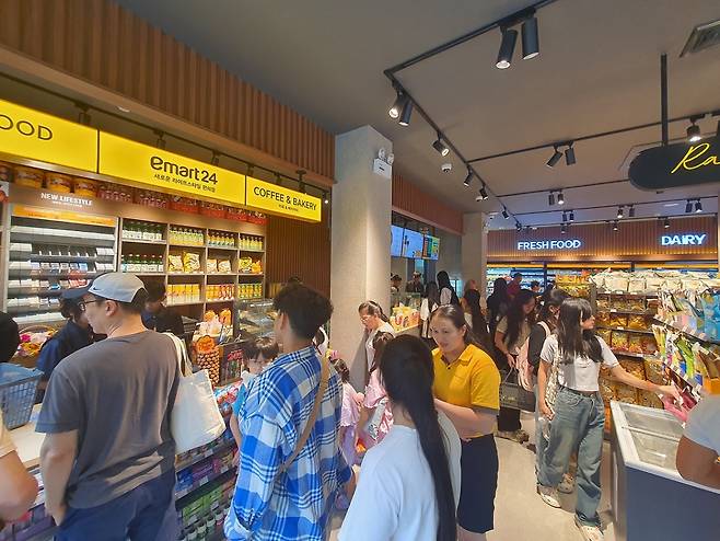 이마트24 캄보디아 1호 매장에서 고객들이 물건을 구입하고 있다. /사진제공=이마트24