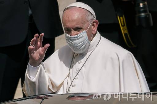 [바티칸시국=AP/뉴시스] 프란치스코 교황이 21일 선종했다고 AP통신이 보도했다. 향년 88세. AP통신에 따르면 교황청은 "프란치스코 교황이 오늘 오전 7시35분께 자택에서 선종했다"고 밝혔다. 사진은 코로나19 확산을 막기 위해 보호용 마스크를 착용한 프란치스코 교황이 지난 2021년 6월 16일 바티칸 산 다마소 안뜰에서 주간 야외 일반 청중을 마치고 퇴장하고 있는 모습. 2025.04.21.