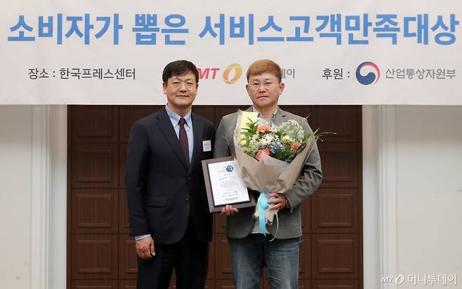 섬김과나눔 손석우 대표(오른쪽)가 '2025 소비자가 뽑은 서비스고객만족대상' 수상 후 머니투데이 송기용 전무(왼쪽)와 기념 촬영을 하고 있다./사진=김창현 기자