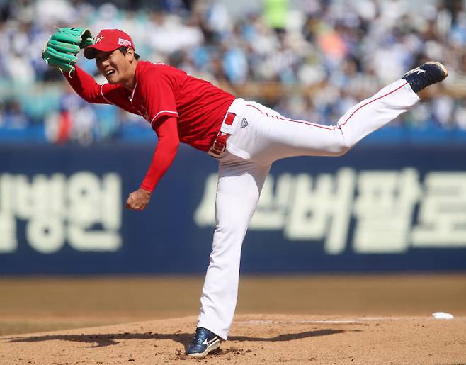 SSG랜더스 투수 김광현이 과거 한팀에서 활약한 오원석과 선발 맞대결을 펼친다. 사진은 2025시즌 SSG랜더스에서 활약한 김광현의 모습. /사진=뉴스1