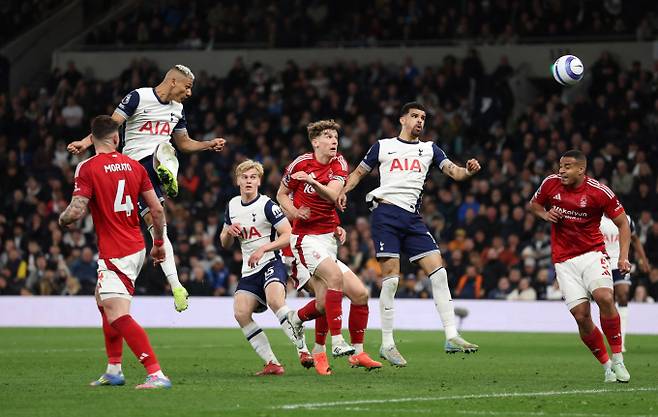 토트넘 홋스퍼가 노팅엄 포레스트와의 경기에 1-2로 패했다. 사진은 22일(한국시각) 영국 런던 토트넘 홋스퍼 스타디움에서 열린 2024-25 잉글랜드 프리미어리그(EPL) 33라운드 토트넘 홋스퍼와 노팅엄 포레스트의 경기에서 선수들이 볼경합을 하는 모습. /사진-로이터