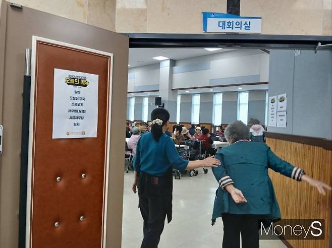 어르신을 안내 중인 봉사자./사진=강한빛 기자