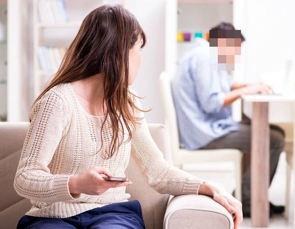 유부남이었던 남자친구에게 이별을 통보했다가 되려 꽃뱀 취급을 받아 억울하다는 여성 사연이 전해졌다. 사진은 기사와 직접적인 관련 없는 삽화. /삽화=이미지투데이