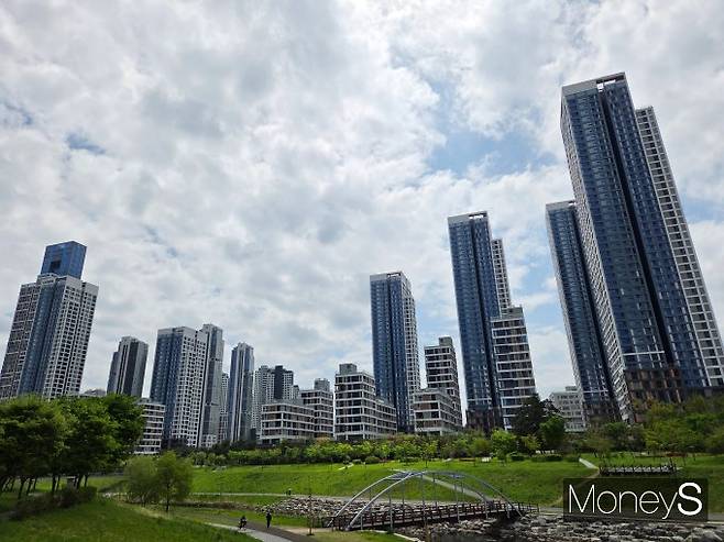 세종 천도론이 부상하면서 지역 아파트값 상승 기대감이 떠올랐다. 최근 집주인들은 매물을 급히 거둬들이며 거래량이 소강하는 분위기다. 사진은 세종 나성동 아파트 단지 모습. /사진=이화랑 기자