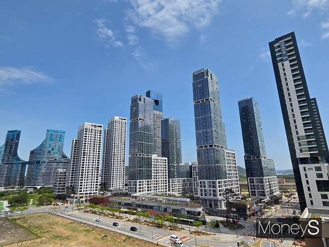 최근 일부 대선 주자들이 앞다퉈 대통령실 세종 이전 공약을 내놓으면서 침체돼있던 거래 심리가 반등했다. 사진은 나성동 아파트 단지 모습. /사진=이화랑 기자