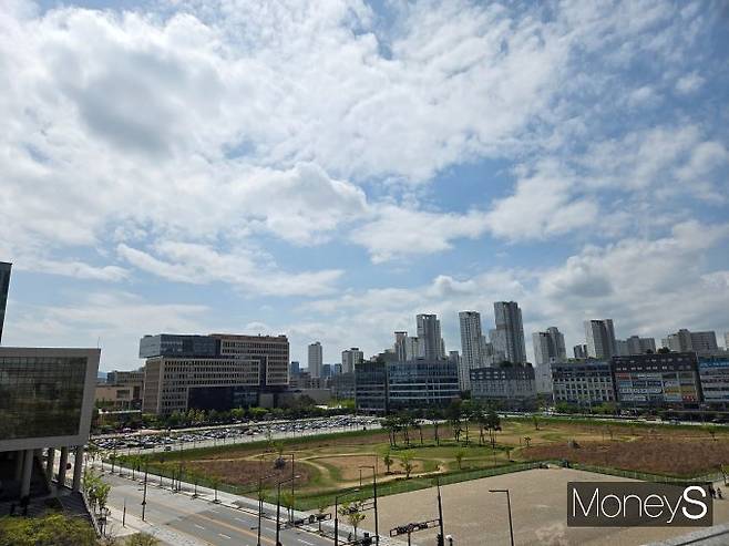 세종 집값은 1년 반만에 하락에서 상승 전환했다. 사진은 정부세종2청사(왼쪽)와 한솔동 아파트 단지 모습. /사진=이화랑 기자