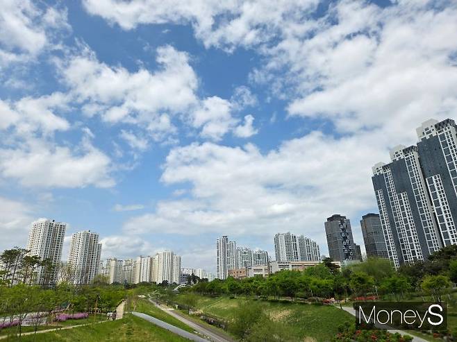 세종 공인중개사들은 천도론 때마다 지역 집값이 급등락하는 것에 대해 우려했다. 사진은 세종 다정동 아파트 단지 모습. /사진=이화랑 기자