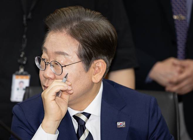 이재명 더불어민주당 대선 경선 후보가 공공의대 설립과 의대 정원 합리화를 포함한 보건의료 공약을 발표하며 의료 접근성 격차 해소와 공공의료 체계 개편을 핵심 과제로 제시했다. 사진은 이재명 더불어민주당 경선 후보가 지난 21일 오전 서울 여의도 금융투자협회에서 열린 자본시장 활성화를 위한 정책간담회에서 생각에 잠겨 있는 모습. /사진=뉴스1