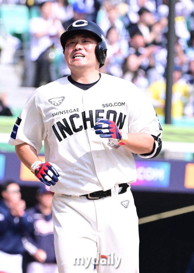 SSG 이지영이 23일 오후 인천 SSG랜더스필드에서 진행된 ‘2025 신한 SOL BANK KBO리그’ 두산-SSG의 경기 2회말 유격수 라인드라이브를 때린 뒤 아쉬워 하고 있다./마이데일리