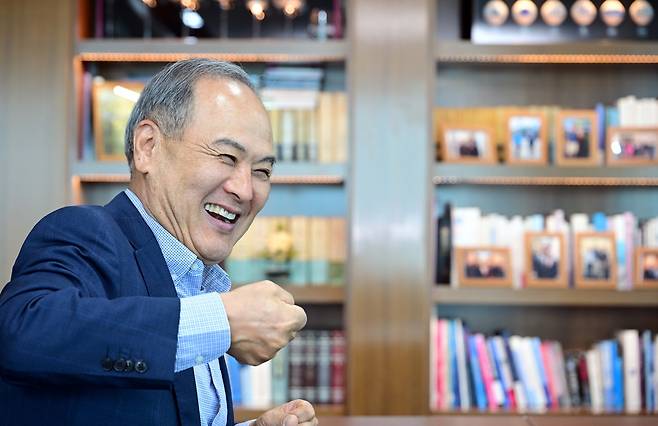 김성집 베이스그룹 회장이 16일 오후 서울 여의도 베이스그룹 집무실에서 헤럴드경제와 인터뷰를 하고 있다. 이상섭 기자