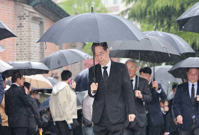 한덕수 대통령 권한대행 국무총리가 22일 프란치스코 교황 조문을 마치고 서울 명동대성당을 나서고 있다.［연합］