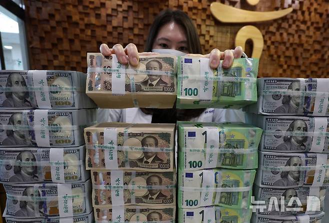 [서울=뉴시스] 이영환 기자 = 31일 오후 서울 중구 하나은행 위변조대응센터에서 직원이 달러, 엔, 유로화를 정리하고 있다. 2025.03.31. 20hwan@newsis.com