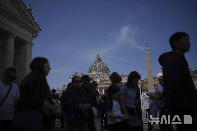 [바티칸시국=AP/뉴시스] 프란치스코 교황이 선종한 21일 바티칸의 성 베드로 광장에 사람들이 모여 있다. 2025.04.21.