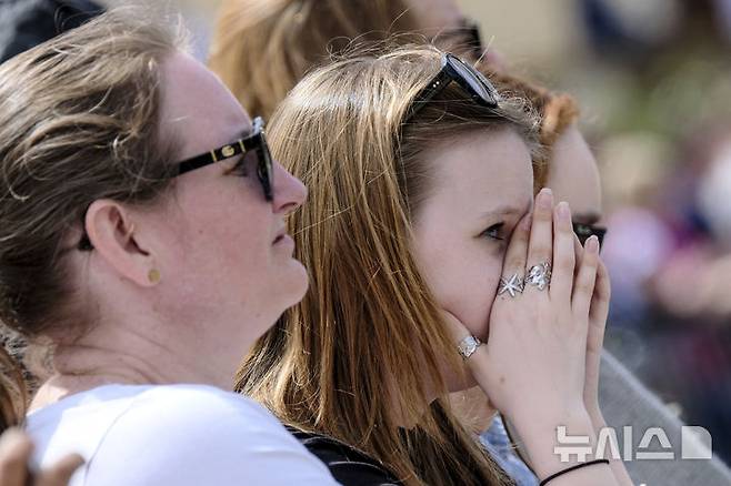 [바티칸시국=AP/뉴시스] 프란치스코 교황이 선종한 21일 바티칸의 성 베드로 광장에서 신자들이 눈물을 흘리고 있다. 2025.04.21.